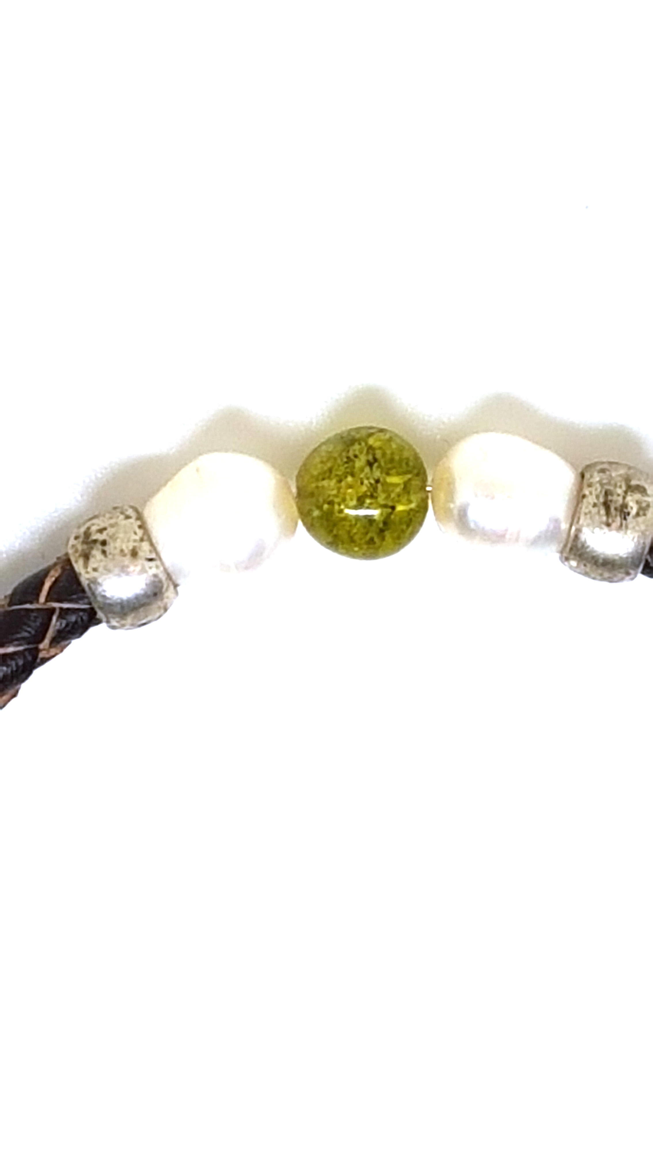 Armband aus echt Leder mit echten Olivin Steinen und Süßwasserperlen von Lanzarote (Handarbeit)