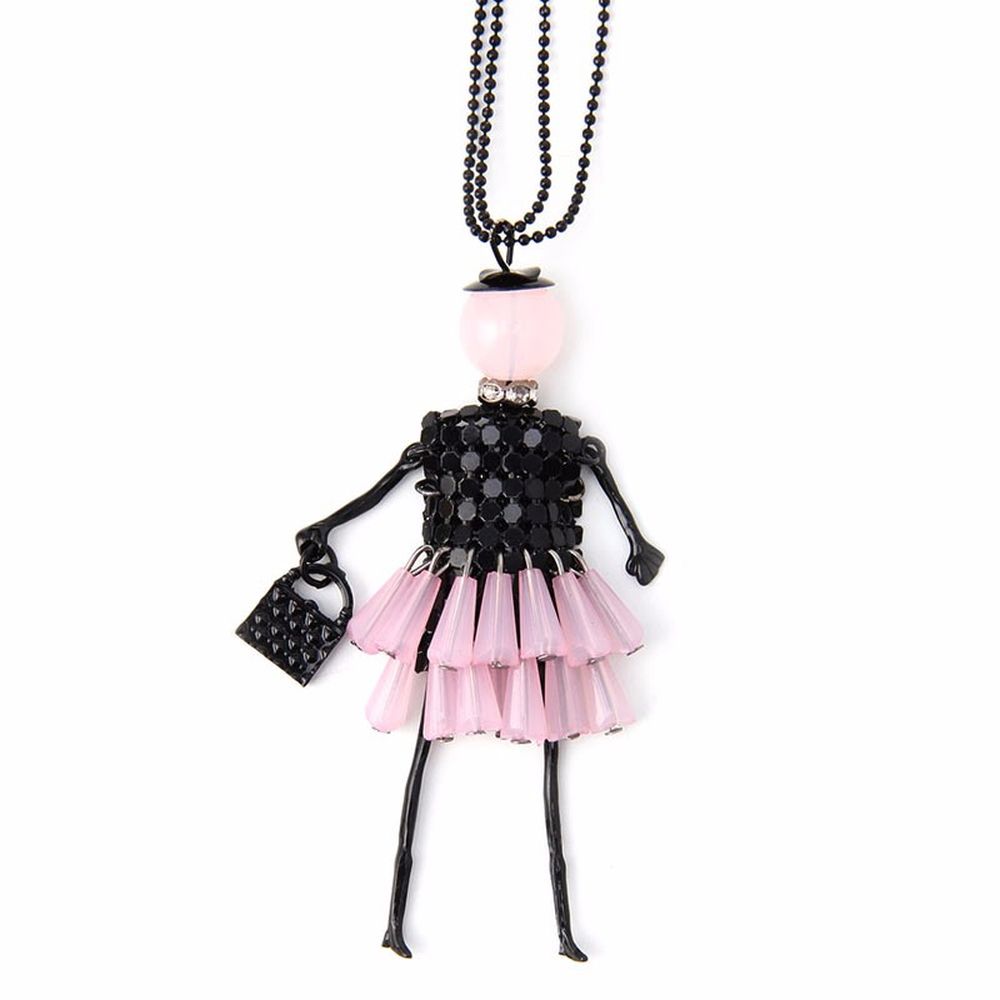 Anhänger putzige Puppe mit Handtasche und Hut - Kleid in Rosa mit Halskette