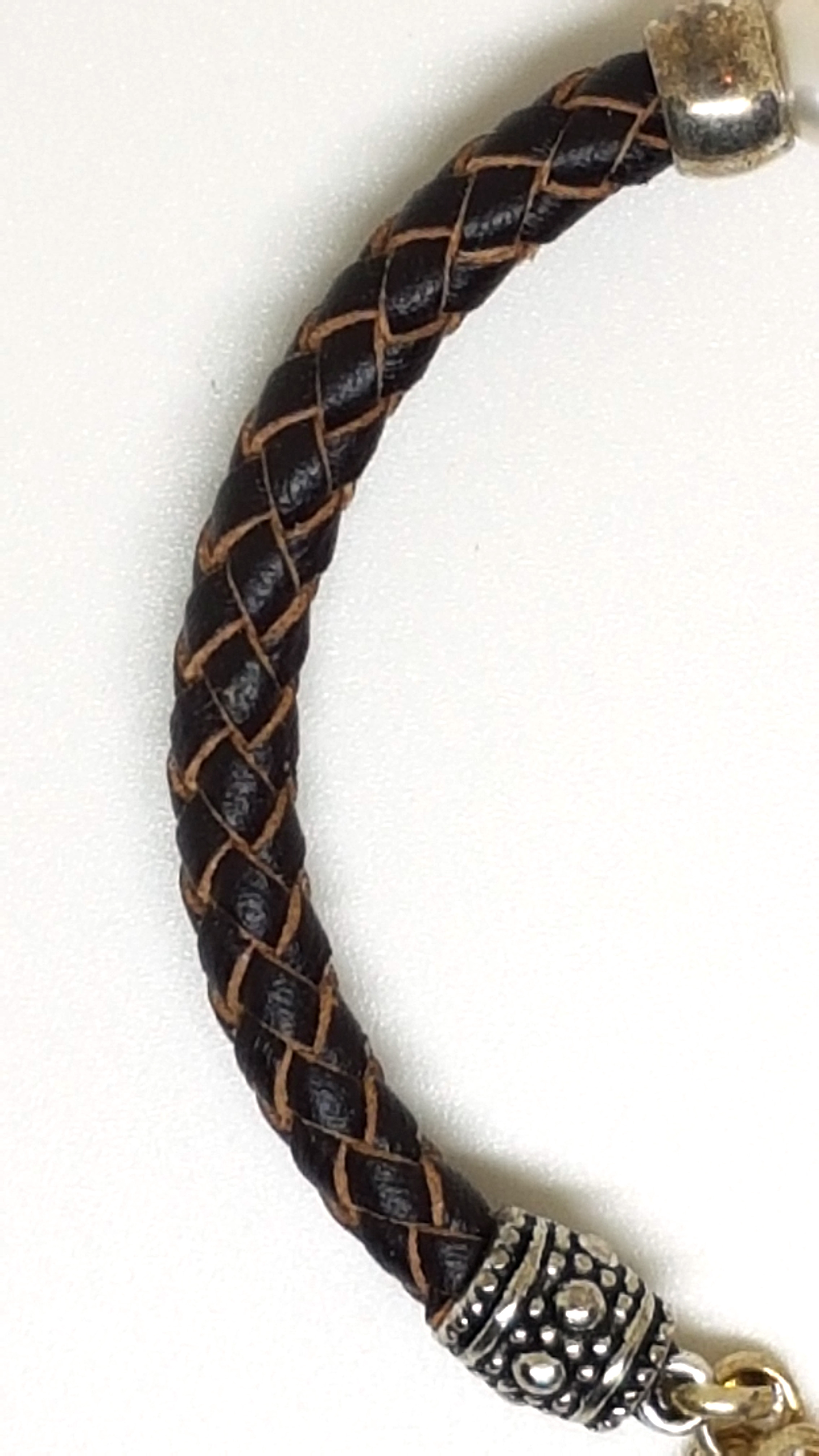 Armband aus echt Leder mit echten Olivin Steinen und Süßwasserperlen von Lanzarote (Handarbeit)